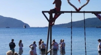 İngilizler ölen akrabalarının cesedini küllerini denize attı