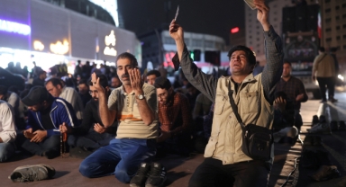 İran halkı Reisi için sokaklara akın etti