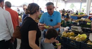 Kemer Belediye Başkanı Necati Topaloğlu pazar esnafını ziyaret etti 