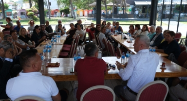 Kemer Sanat Sokağı’ndaki esnafla toplantı yapıldı