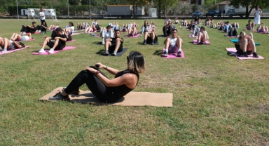 Kemerde Öğrenciler açık havada yoga yaptı