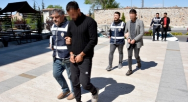 Kendilerini polis olarak tanıttılar