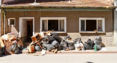 Kötü koktuğu ihbar edilen evden 4,7 ton çöp çıktı