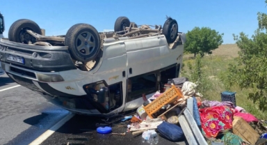 Mevsimlik işçileri taşıyan minibüs takla attı