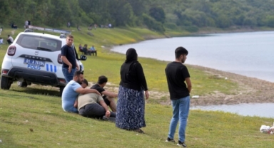 Nehir kenarında acı bekleyiş