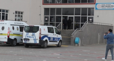 Öğretmeni okulda silahla yaraladı