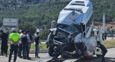 Otobüsle minibüs çarpıştı
