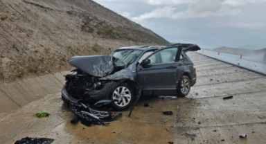 Otomobil kanala girip savruldu