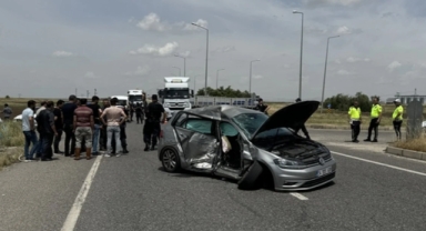  Otomobil minibüsle çarpıştı