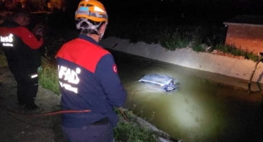 Otomobil su kanalına düştü