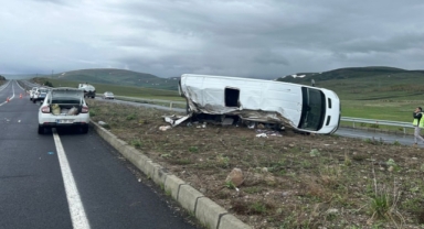 Servis minibüsü devrildi