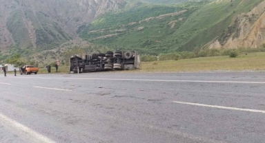 Tankerden sızan yakıt nedeniyle kayan minibüs takla attı