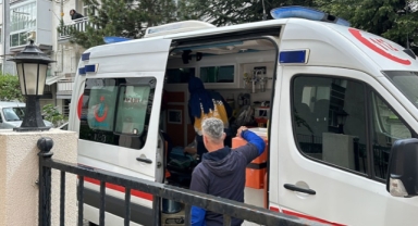 Tartıştığı karısını omzundan bıçakladı