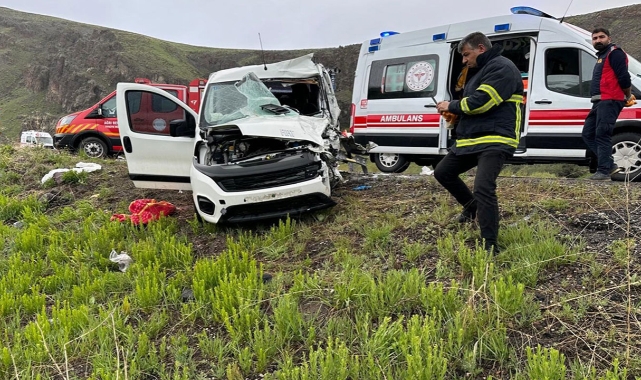Ticari araç ile minibüs çarpıştı!