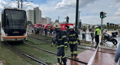 Tramvaya yıldırım düştü