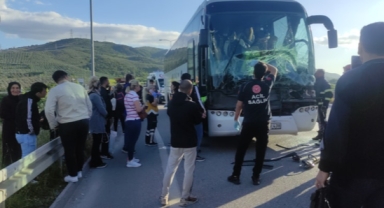 Yolcu otobüsü TIR'la çarpıştı
