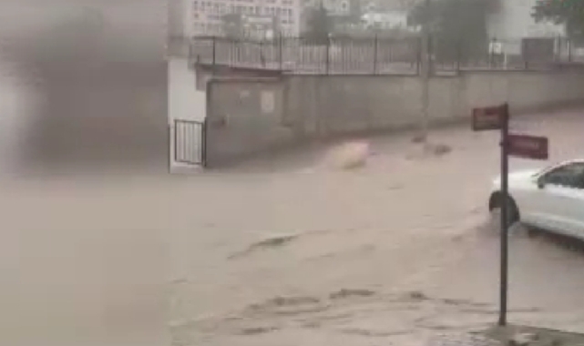 Yollar göle döndü, bir çocuk sele kapıldı