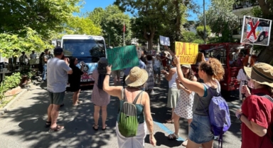Adalar'da minibüs protestosu sürüyor 