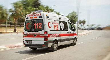 Ambulansın çarptığı kadın hastaneye kaldırıldı