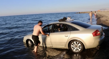 Arabasıyla denize daldı