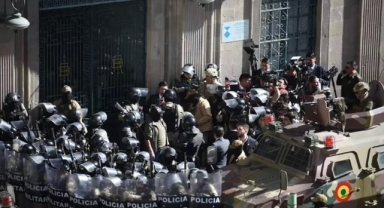  Askerler hükümet sarayını kuşattı