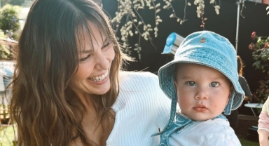 Aslı Enver'den kızı Elay ile yeni pozlar