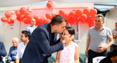 ÇUKUROVA BELEDİYESİ BAŞKANI KOZAY KONTEYNER KENTTE ÇOCUKLARLA BAYRAMLAŞTI