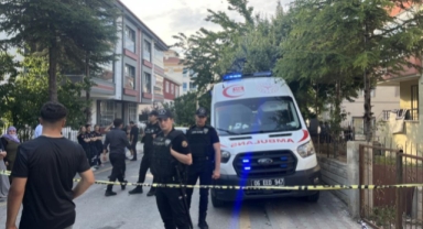 Eşini evde başkasıyla yakaladı