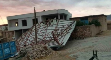 Fırtına nedeniyle cami çatısı uçtu