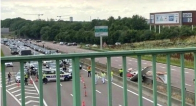 Fransa'da uçak otoyola düştü!