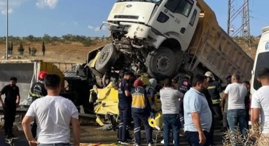 Gaziantep'te tır ve kamyon çarpıştı
