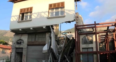 Hatay'da 2 Katlı Hasarlı Bina Çöktü