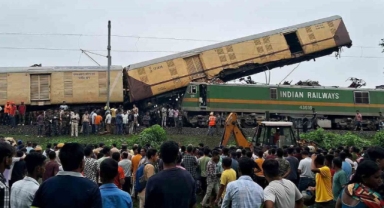 Hindistan'da yük treni ile yolcu treni çarpıştı