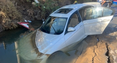 İçme suyu hattı patladı, lüks otomobil içine düştü