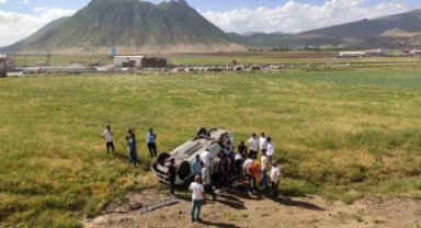 Kamyonet şarampole yuvarlandı