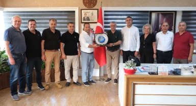 Kemer Belediye Başkanı Necati Topaloğlu’ndan Barış’a plaket 