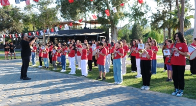 Kemer Belediyesi Gençlik Orkestrası’ndan mini konser 