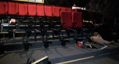 Kemer de sinema ve tiyatro salonunda koltuklar döşeniyor