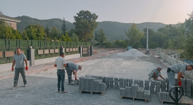 Kemer’de yol ve kaldırım çalışmaları hızla devam ediyor