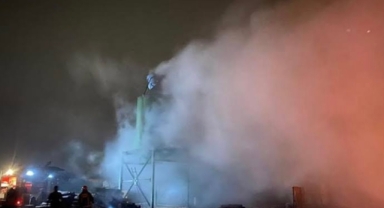 Kereste fabrikası alev alev yandı