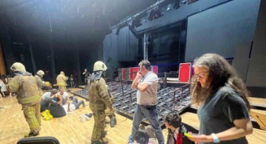 Konser salonunda dev ekran ekran devrildi