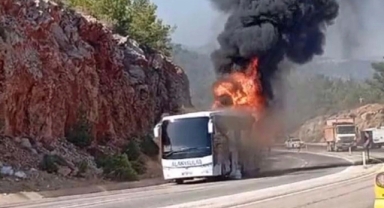 Mersin'de yolcu otobüsü alev aldı