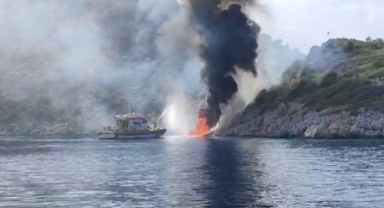 Muğla'nın Datça ilçesinde bir tekne yandı