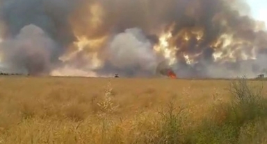 Ot biçme makinesi tarlayı yaktı