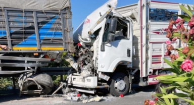 Otomobil TIR'a arkadan çarptı