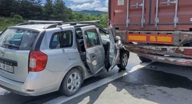 Otomobil tıra çarptı