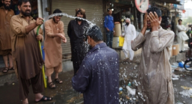 Pakistan cayır cayır yanıyor