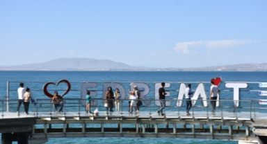 Sıcaktan bunalan vatandaşlar Van Gölü'ne akın etti