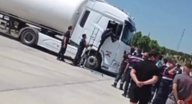 Tır şoförü sevkiyat yaparken öldü