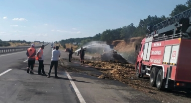 Traktöre bağlı römorklardaki saman balyaları yandı